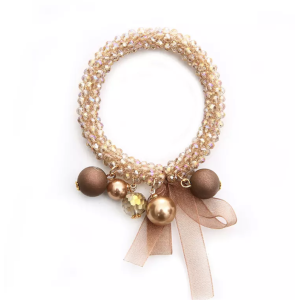 Kralen armband met bedels caramel