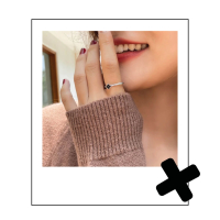 Zilveren vierkante ring met klein zwart bloemetje