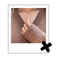 Zilveren vierkante ring met klein zwart bloemetje