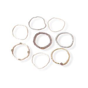 Acht x kralen armbandjes beige