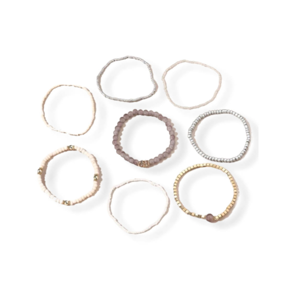 Acht x kralen armbandjes beige