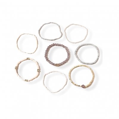 Acht x kralen armbandjes beige