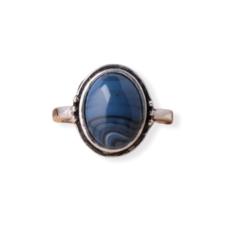 Zilverkleurige ring met blauwe steen