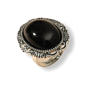 Ovale ring met zwarte steen