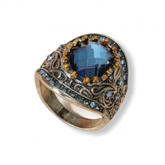 Zilverkleurige ring met blauwe strass steen