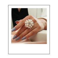 Zilverkleurige ring met parels