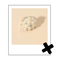 Zilverkleurige ring met parels