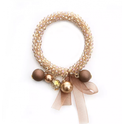 Kralen armband met bedels caramel