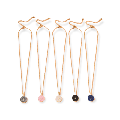 Goudkleurige ketting met kleine ronde hanger